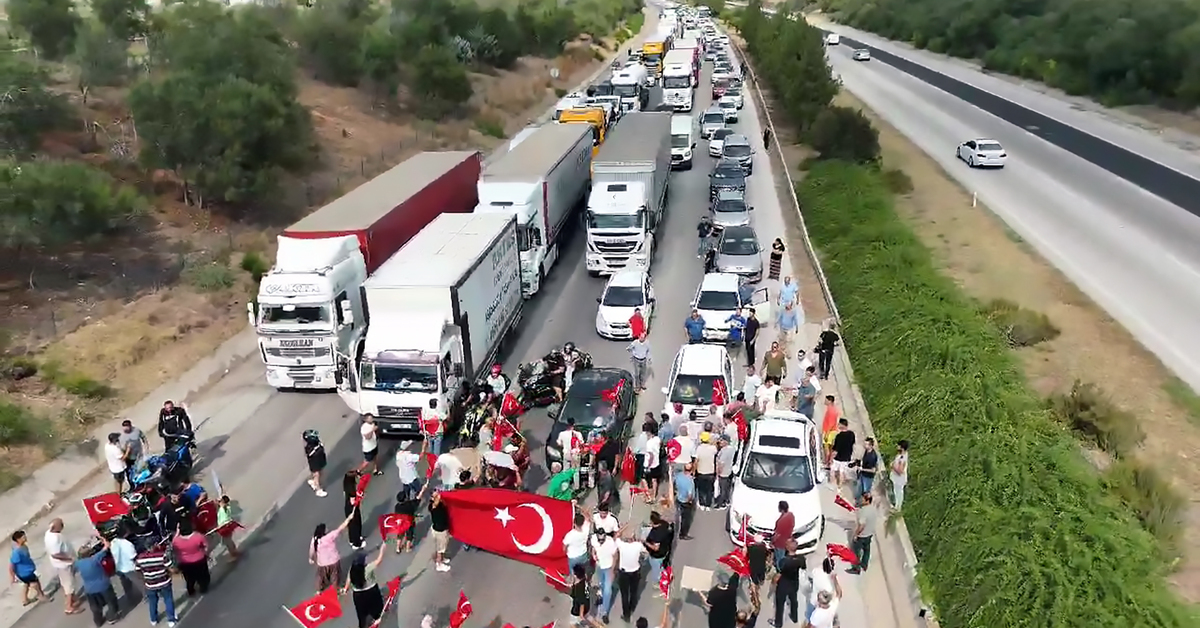 Mahalleliden ihale tepkisi: “Evimizde yabancı olmak istemiyoruz” diyerek TAG Otoyolu’nu kapattılar